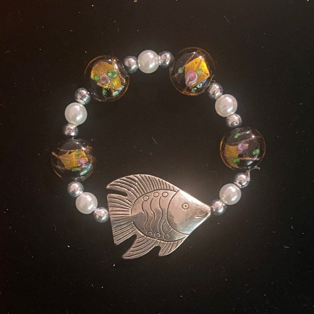 Artistic Fish Charm Bracelet with Multicolor Beads